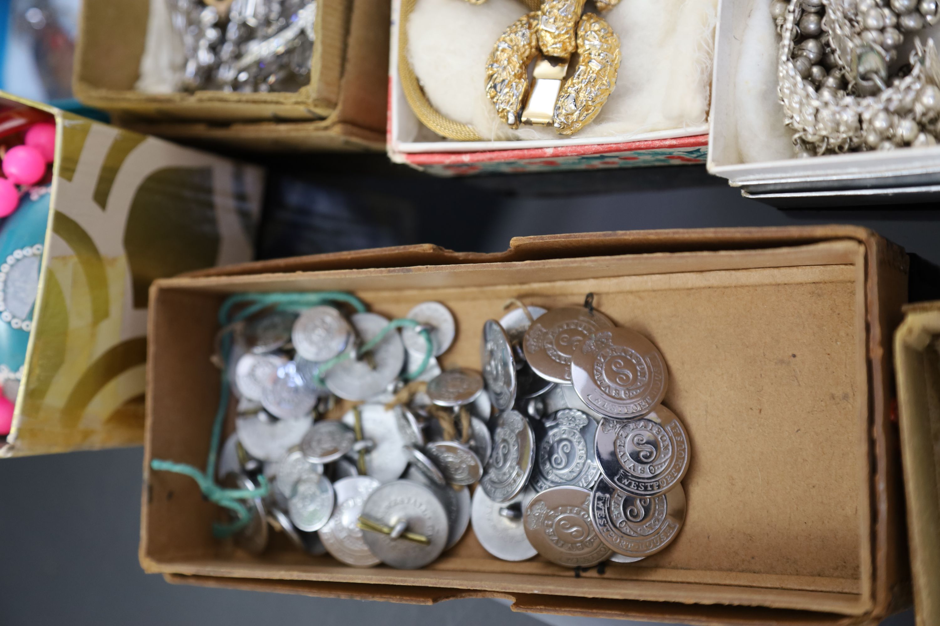 A large quantity of assorted collectables